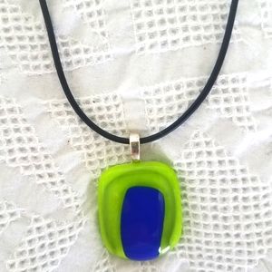 Glass pendant choker